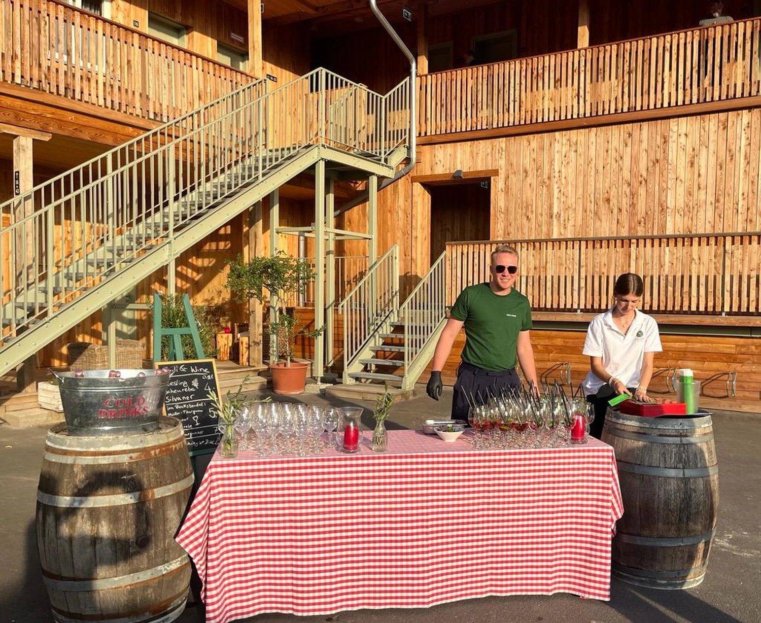 Mann-Frau-Bierstand von Bike Lodge GmbH